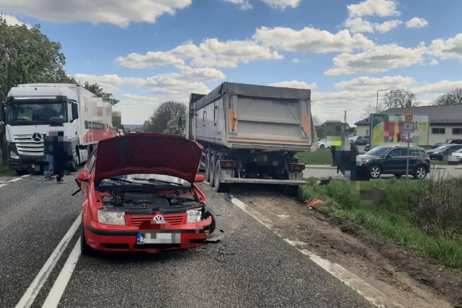 Niebezpieczne zderzenie trzech aut. Rannych zabrały karetki