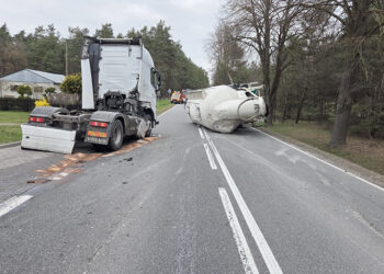 Ciężarówka blokuje drogę krajową - Radio Kielce Ciężarówka blokuje drogę krajową