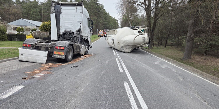 Ciężarówka blokuje drogę krajową