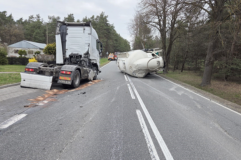Ciężarówka blokuje drogę krajową
