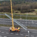 15.04.2026. Trasa ekspresowa S7, okolice węzła Kielce Północ. Montaż tzw. bramownic niezbędnych do uruchomienia odcinkowego pomiaru prędkości (OPP) / Fot. Jarosław Kubalski – Radio Kielce