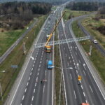 15.04.2026. Trasa ekspresowa S7, okolice węzła Kielce Północ. Montaż tzw. bramownic niezbędnych do uruchomienia odcinkowego pomiaru prędkości (OPP) / Fot. Jarosław Kubalski – Radio Kielce