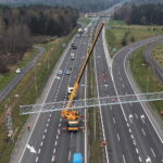 15.04.2026. Trasa ekspresowa S7, okolice węzła Kielce Północ. Montaż tzw. bramownic niezbędnych do uruchomienia odcinkowego pomiaru prędkości (OPP) / Fot. Jarosław Kubalski – Radio Kielce