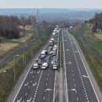 15.04.2026. Trasa ekspresowa S7, okolice węzła Kielce Północ. Montaż tzw. bramownic niezbędnych do uruchomienia odcinkowego pomiaru prędkości (OPP) / Fot. Jarosław Kubalski – Radio Kielce