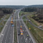 15.04.2026. Trasa ekspresowa S7, okolice węzła Kielce Północ. Montaż tzw. bramownic niezbędnych do uruchomienia odcinkowego pomiaru prędkości (OPP) / Fot. Jarosław Kubalski – Radio Kielce