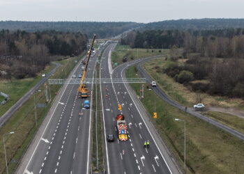 15.04.2026. Trasa ekspresowa S7, okolice węzła Kielce Północ. Montaż tzw. bramownic niezbędnych do uruchomienia odcinkowego pomiaru prędkości (OPP) / Fot. Jarosław Kubalski – Radio Kielce