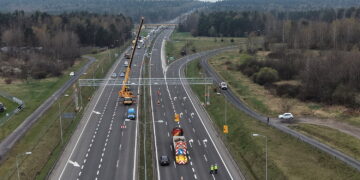 15.04.2026. Trasa ekspresowa S7, okolice węzła Kielce Północ. Montaż tzw. bramownic niezbędnych do uruchomienia odcinkowego pomiaru prędkości (OPP) / Fot. Jarosław Kubalski – Radio Kielce
