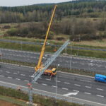 15.04.2026. Trasa ekspresowa S7, okolice węzła Kielce Północ. Montaż tzw. bramownic niezbędnych do uruchomienia odcinkowego pomiaru prędkości (OPP) / Fot. Jarosław Kubalski – Radio Kielce