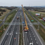 15.04.2026. Trasa ekspresowa S7, okolice węzła Kielce Północ. Montaż tzw. bramownic niezbędnych do uruchomienia odcinkowego pomiaru prędkości (OPP) / Fot. Jarosław Kubalski – Radio Kielce