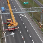 15.04.2026. Trasa ekspresowa S7, okolice węzła Kielce Północ. Montaż tzw. bramownic niezbędnych do uruchomienia odcinkowego pomiaru prędkości (OPP) / Fot. Jarosław Kubalski – Radio Kielce