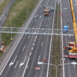 15.04.2026. Trasa ekspresowa S7, okolice węzła Kielce Północ. Montaż tzw. bramownic niezbędnych do uruchomienia odcinkowego pomiaru prędkości (OPP) / Fot. Jarosław Kubalski – Radio Kielce