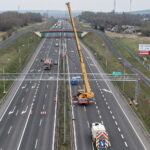 15.04.2026. Trasa ekspresowa S7, okolice węzła Kielce Północ. Montaż tzw. bramownic niezbędnych do uruchomienia odcinkowego pomiaru prędkości (OPP) / Fot. Jarosław Kubalski – Radio Kielce