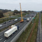 15.04.2026. Trasa ekspresowa S7, okolice węzła Kielce Północ. Montaż tzw. bramownic niezbędnych do uruchomienia odcinkowego pomiaru prędkości (OPP) / Fot. Jarosław Kubalski – Radio Kielce