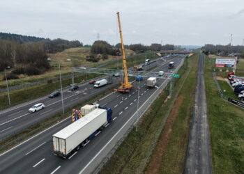 15.04.2026. Trasa ekspresowa S7, okolice węzła Kielce Północ. Montaż tzw. bramownic niezbędnych do uruchomienia odcinkowego pomiaru prędkości (OPP) / Fot. Jarosław Kubalski – Radio Kielce