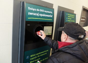 Drażnią kolejki i gromadzenie butelek w mieszkaniach. Jak działa system kaucyjny?