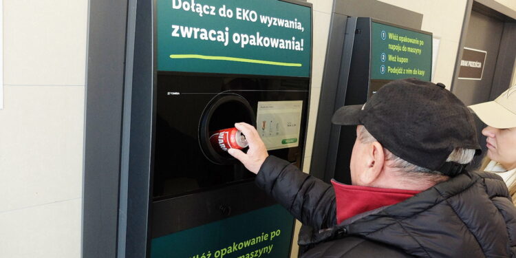 Drażnią kolejki i gromadzenie butelek w mieszkaniach. Jak działa system kaucyjny?