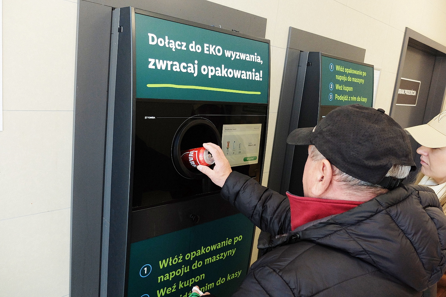 Drażnią kolejki i gromadzenie butelek w mieszkaniach. Jak działa system kaucyjny?