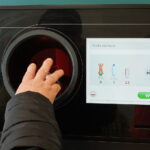 Drażnią kolejki i gromadzenie butelek w mieszkaniach. Jak działa system kaucyjny? - Radio Kielce