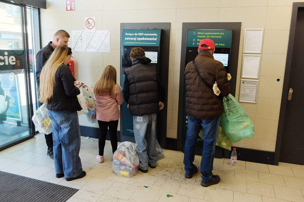 Drażnią kolejki i gromadzenie butelek w mieszkaniach. Jak działa system kaucyjny?