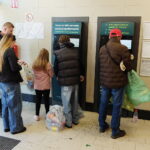 Drażnią kolejki i gromadzenie butelek w mieszkaniach. Jak działa system kaucyjny? - Radio Kielce