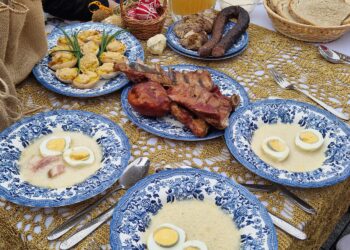 Tak wyglądał stół zastawiony wielkanocnymi potrawami przygotowany przez panie z Koła Gospodyń Wiejskich Piła Szabelnia Pod Dębami w powiecie koneckim / Fot. Marzena Smoręda - Radio Kielce