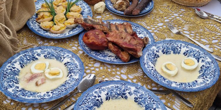 Tak wyglądał stół zastawiony wielkanocnymi potrawami przygotowany przez panie z Koła Gospodyń Wiejskich Piła Szabelnia Pod Dębami w powiecie koneckim / Fot. Marzena Smoręda - Radio Kielce