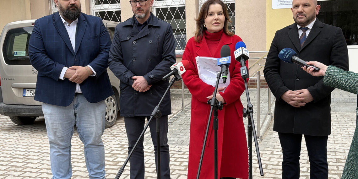 8.04.2026. Skarżysko-Kamienna. Konferencja polityków PiS na temat sytuacji w skarżyskim szpitalu powiatowym. Na zdjęciu (od lewej): radny Mateusz Kuna, prezydent Skarżyska-Kamiennej Arkadiusz Bogucki, poseł Anna Krupka, poseł Mariusz Gosek / Fot. Anna Głąb – Radio Kielce