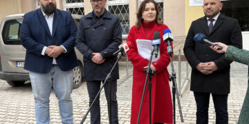 8.04.2026. Skarżysko-Kamienna. Konferencja polityków PiS na temat sytuacji w skarżyskim szpitalu powiatowym. Na zdjęciu (od lewej): radny Mateusz Kuna, prezydent Skarżyska-Kamiennej Arkadiusz Bogucki, poseł Anna Krupka, poseł Mariusz Gosek / Fot. Anna Głąb – Radio Kielce