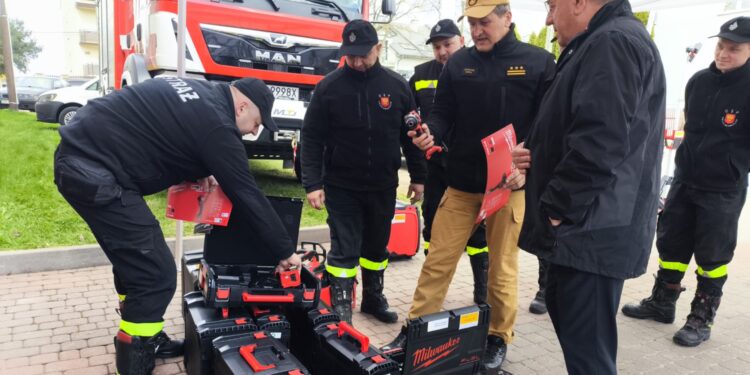 10.04.2026. Kielce. Przekazanie sprzętu dla OSP Kielce-Niewachlów / Fot. Dariusz Kuc - Radio Kielce