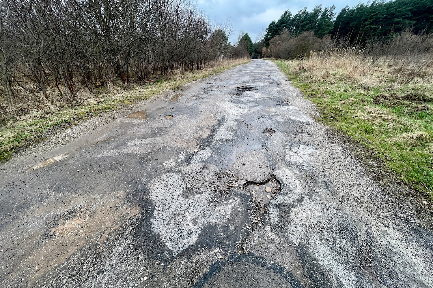Kielecka ulica w opłakanym stanie, ale remontu nie będzie