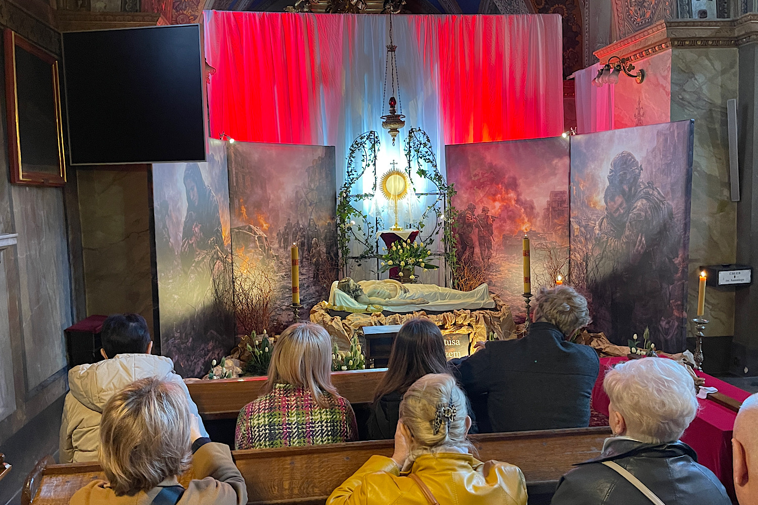 Wierni adorują Groby Pańskie