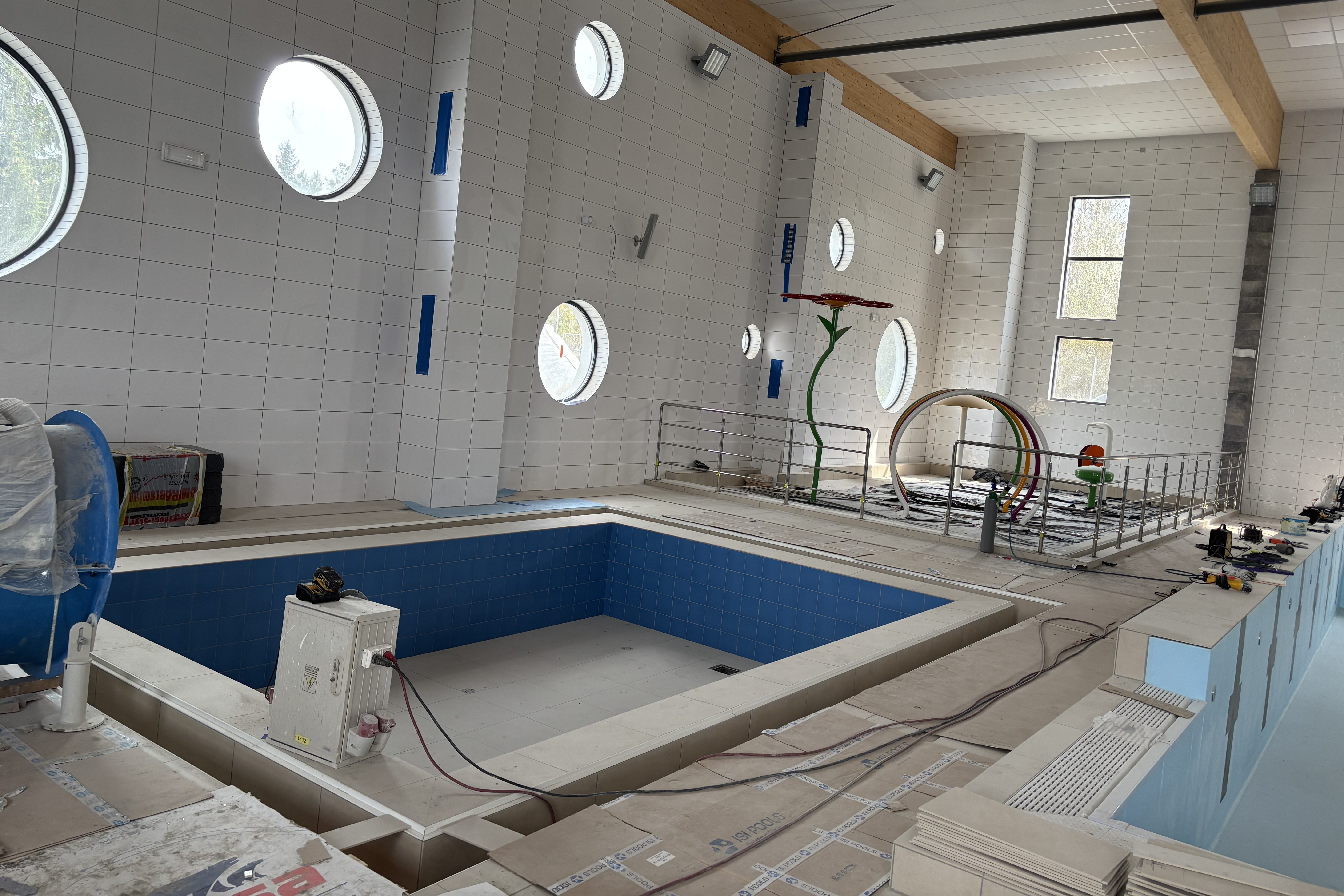 Ze zgliszcz, jak feniks z popiołów. Raport z odbudowy pływalni