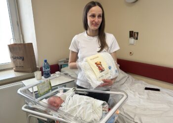 Dzieci ze szpitala otrzymały od seniorek kolorowe kocyki - Radio Kielce Dzieci ze szpitala otrzymały od seniorek kolorowe kocyki