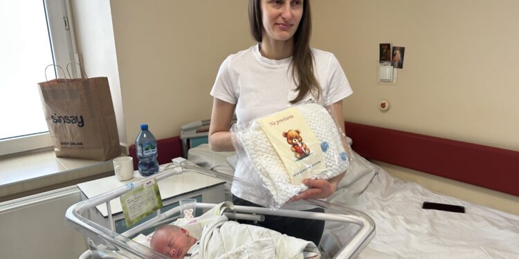 Dzieci ze szpitala otrzymały od seniorek kolorowe kocyki