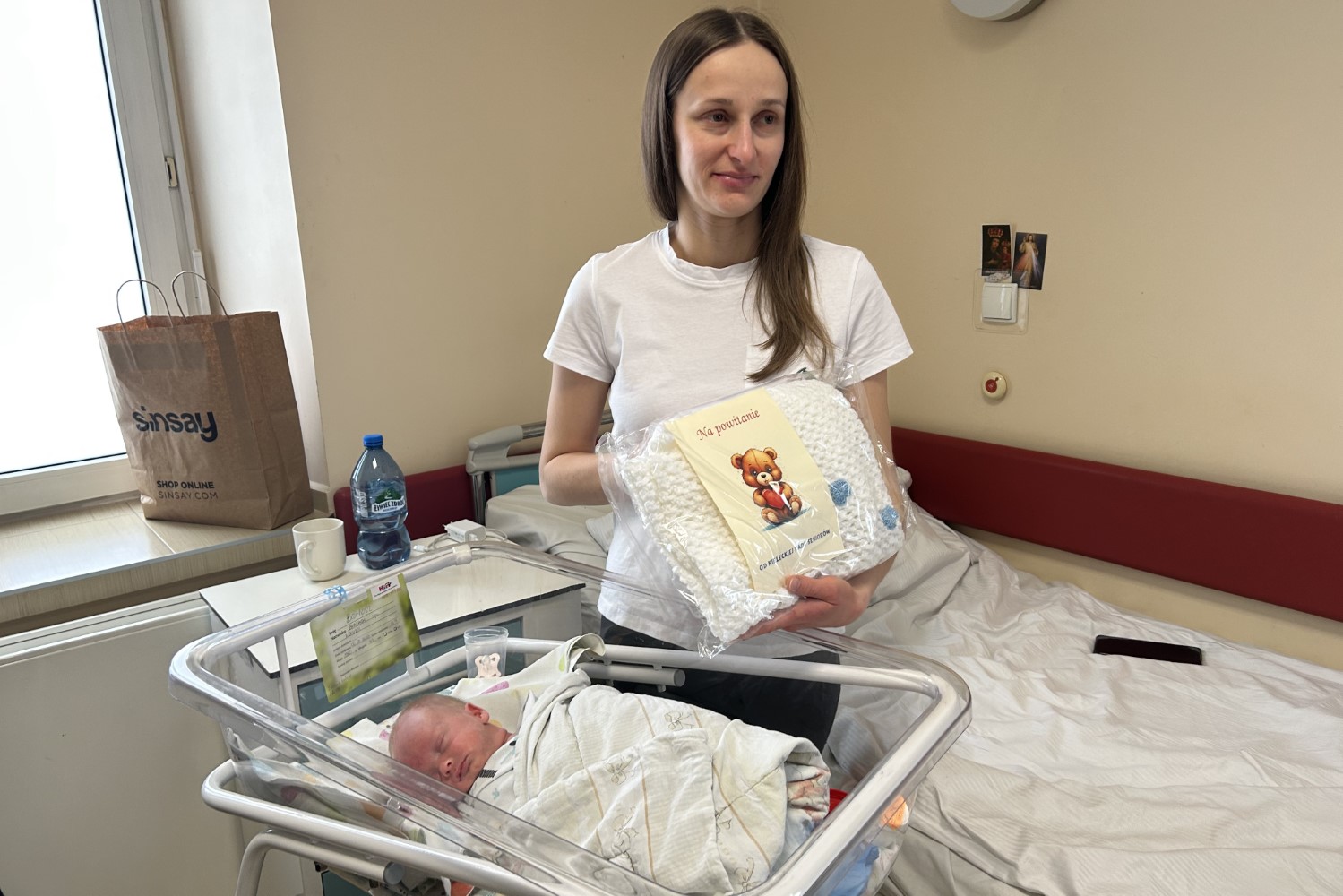 Dzieci ze szpitala otrzymały od seniorek kolorowe kocyki