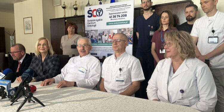 Specjaliści z ŚCO usunęli pacjentowi ogromnego guza