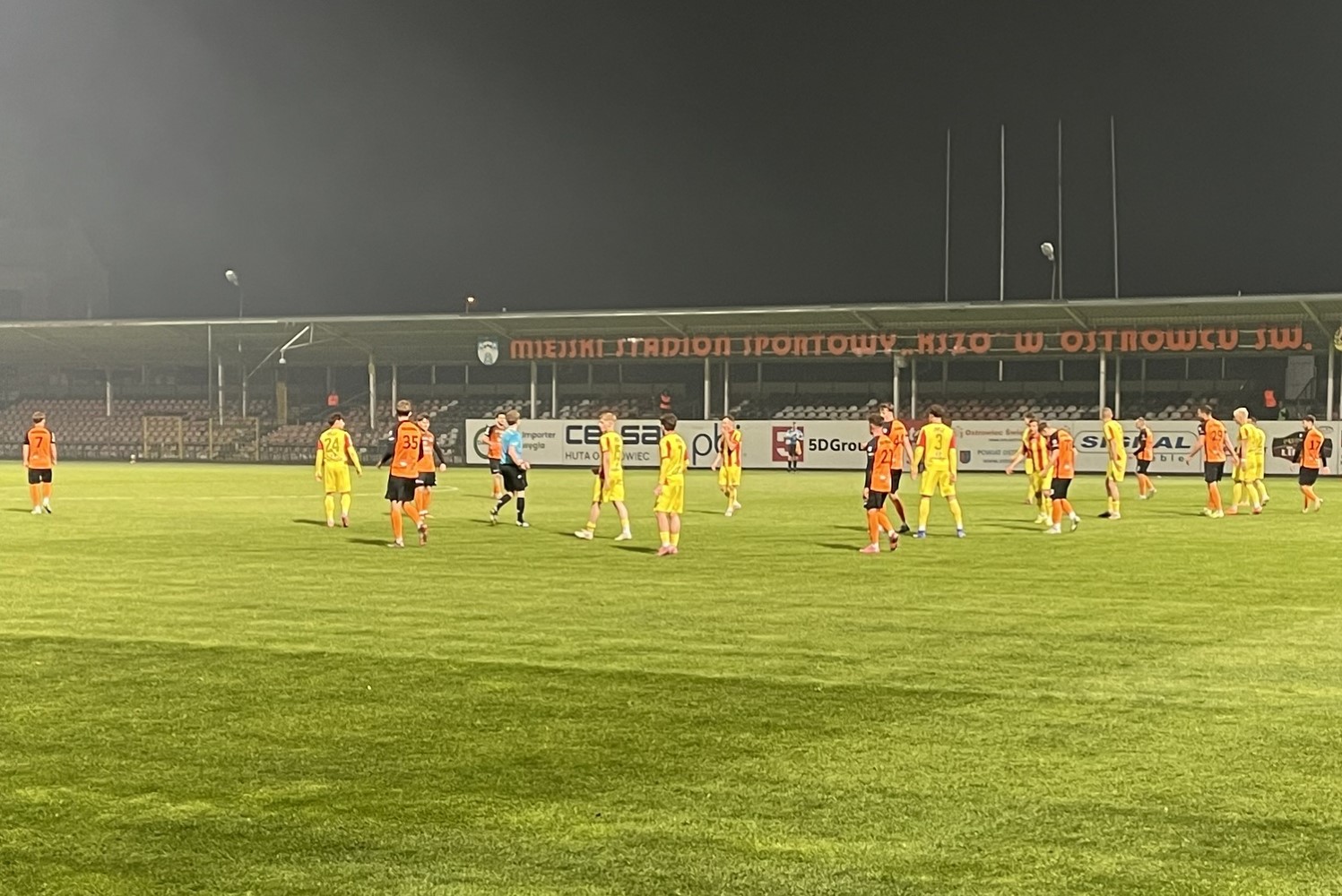 Bezbramkowe derby w Ostrowcu. W rolach głównych bramakrze