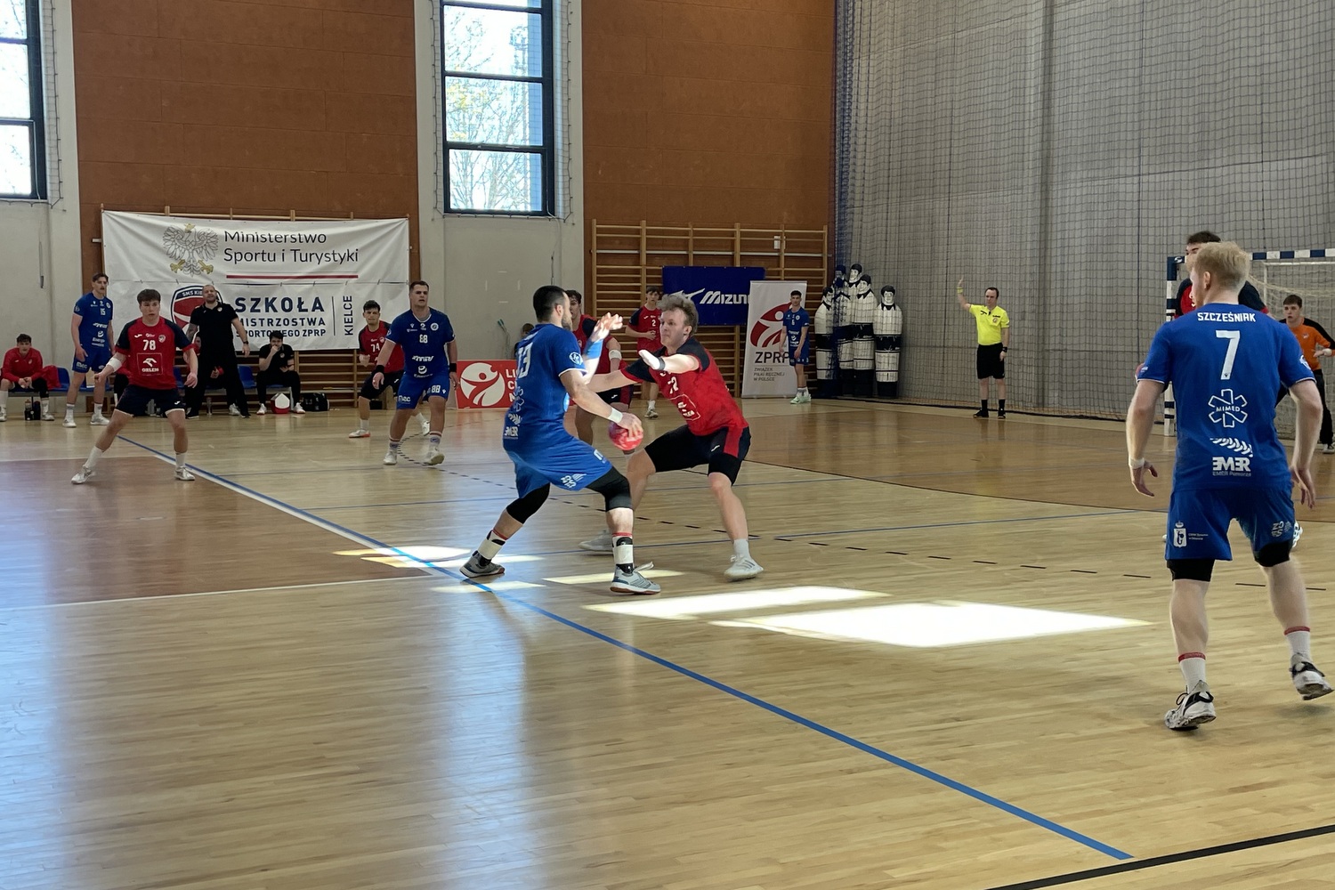 Młodzież górą po pełnym emocji meczu w Kielcach