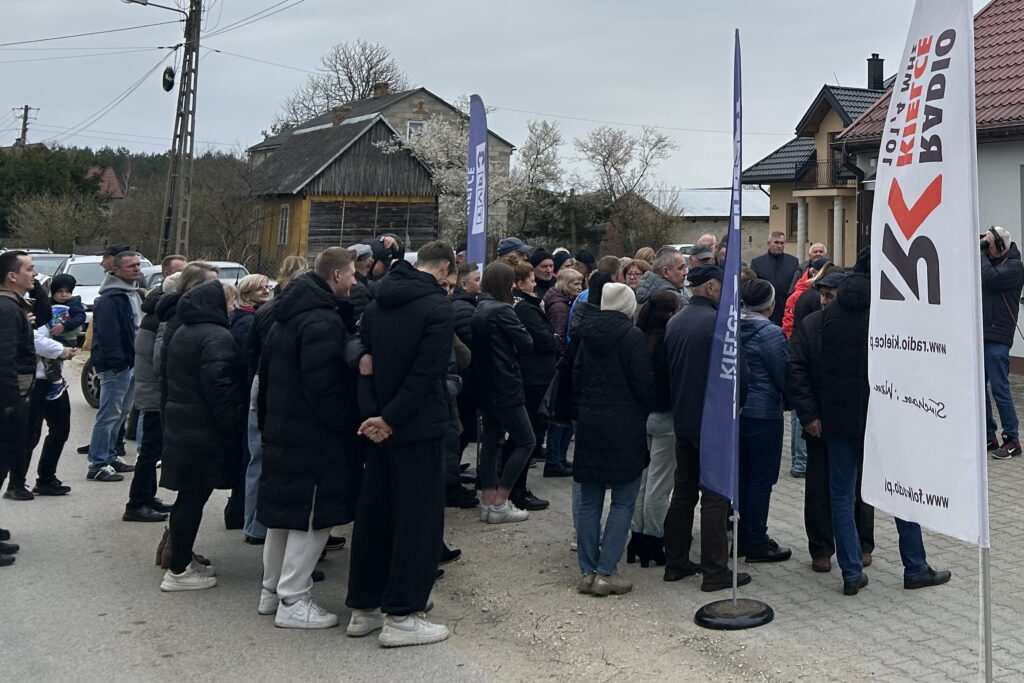 INTERWENCJA. Mieszkańcy przeciwni budowie fermy kur - Radio Kielce
