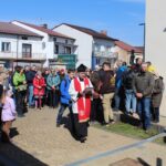 03.04.2026. W wyjątkowym misterium Męki Pańskiej wzięli udział wierni, którzy wyruszyli Drogą Krzyżową z Nowej Słupi na Święty Krzyż / Fot. Marta Gajda-Kruk – Radio Kielce