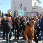 03.04.2026. W wyjątkowym misterium Męki Pańskiej wzięli udział wierni, którzy wyruszyli Drogą Krzyżową z Nowej Słupi na Święty Krzyż / Fot. Marta Gajda-Kruk – Radio Kielce