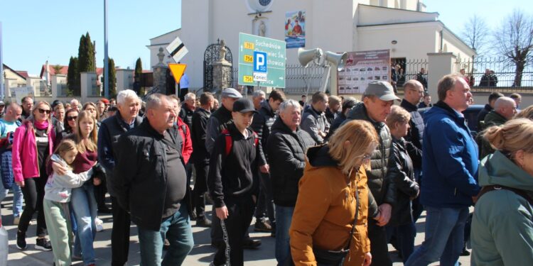 03.04.2026. W wyjątkowym misterium Męki Pańskiej wzięli udział wierni, którzy wyruszyli Drogą Krzyżową z Nowej Słupi na Święty Krzyż / Fot. Marta Gajda-Kruk – Radio Kielce