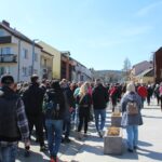 03.04.2026. W wyjątkowym misterium Męki Pańskiej wzięli udział wierni, którzy wyruszyli Drogą Krzyżową z Nowej Słupi na Święty Krzyż / Fot. Marta Gajda-Kruk – Radio Kielce