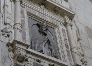 Renowacja zabytkowego popiersia w Wiślicy z rządowym wsparciem