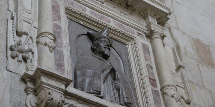 Renowacja zabytkowego popiersia w Wiślicy z rządowym wsparciem