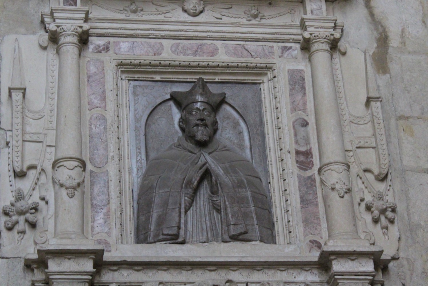 Renowacja zabytkowego popiersia w Wiślicy z rządowym wsparciem