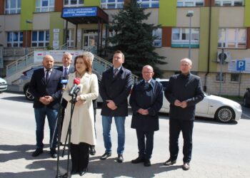 23.04.2026. Pińczów. Briefing prasowy z udziałem przedstawicieli Prawa i Sprawiedliwości, poświęcony tzw. „czarnemu tygodniowi”/ Fot. Marta Gajda-Kruk – Radio Kielce