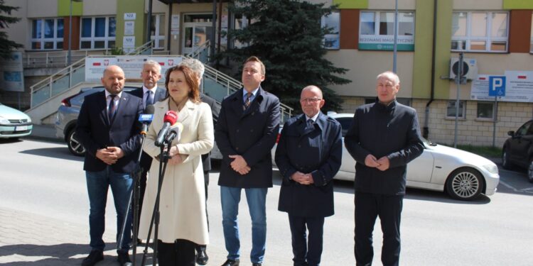 23.04.2026. Pińczów. Briefing prasowy z udziałem przedstawicieli Prawa i Sprawiedliwości, poświęcony tzw. „czarnemu tygodniowi”/ Fot. Marta Gajda-Kruk – Radio Kielce