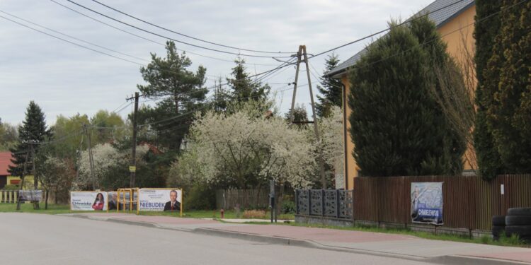 24.04.2026. Pińczów. Banery kandydatów na burmistrza / Fot. Marta Gajda-Kruk - Radio Kielce