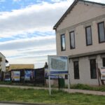 24.04.2026. Pińczów. Banery kandydatów na burmistrza / Fot. Marta Gajda-Kruk - Radio Kielce